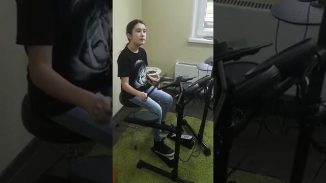 Исполняю песню "Секрет", на барабанах смотреть онлайн