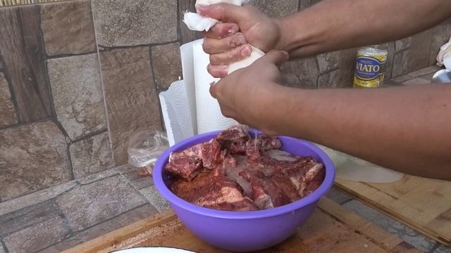 ЧАЛАГАЧ из корейки на кости. На решетке барбекю на огне на даче по семейному.