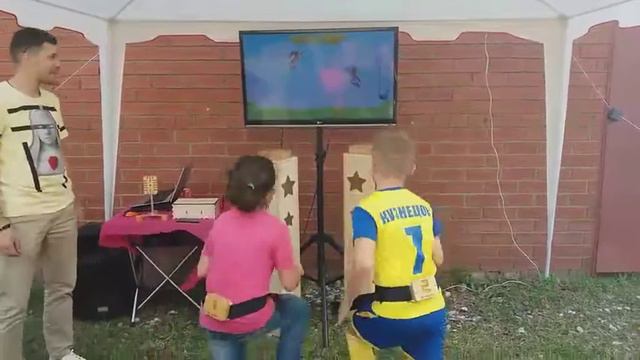 Ребята вы представляете мальчик он в футбол играет я не играю я быстрее бегаю чем он и когда первый смотреть онлайн