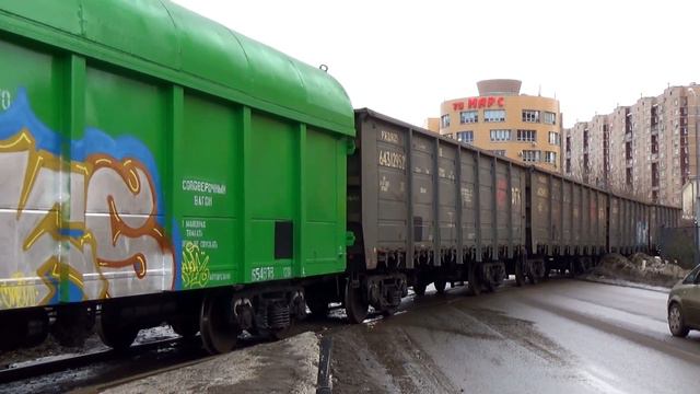 Заезд тепловоза ЧМЭ3-4341 с грузовым поездом на подъездной путь