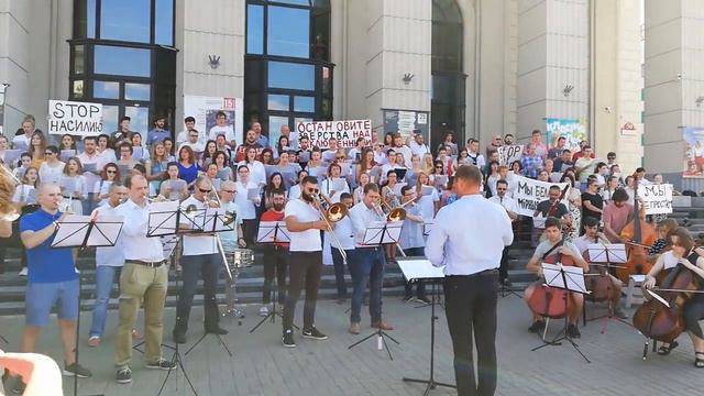 Белгосфилармония поет "Пагоню" на крыльце смотреть онлайн