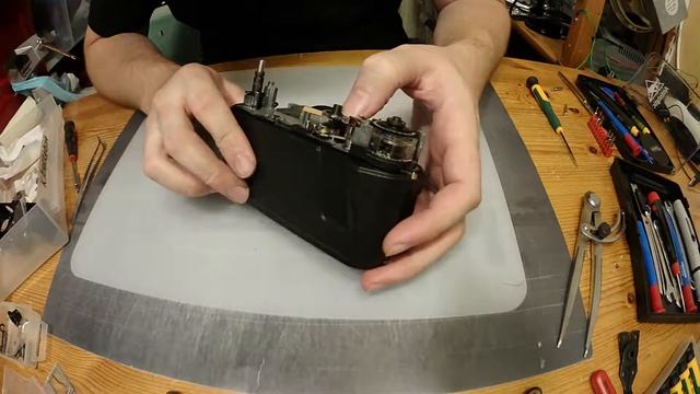 Zenit 122 disassembly - Messing with the shutter control смотреть онлайн