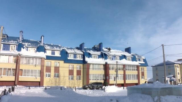 Началась очистка крыш жилых домов от снега в Аксарке смотреть онлайн