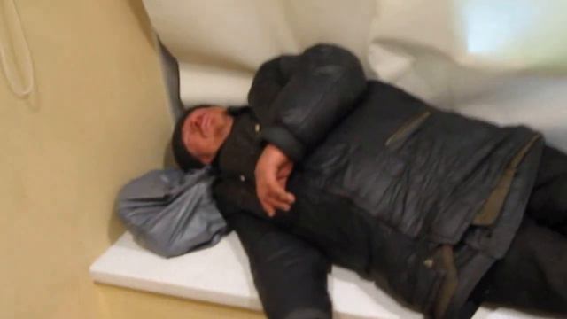 Бомж в Сбербанке, красавчик!!!!