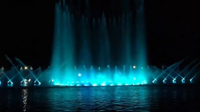 ПОТРЯСАЮЩИЙ ФОНТАН ВО ВРОЦЛАВЕ!)) смотреть онлайн