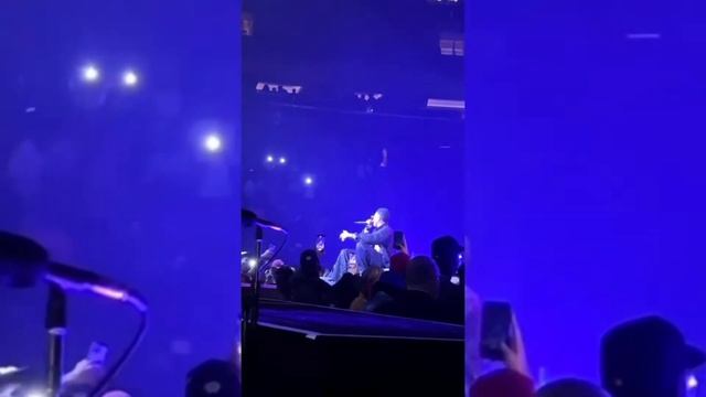 fans react as wizkid perform, "more love less ego" on stage смотреть онлайн