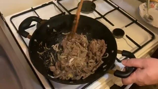ГОТОВИМ БЕФСТРОГАНОВ ИЗ ГОВЯДИНЫ С ПЮРЕ l ПРОСТОЕ, НО ВКУСНОЕ БЛЮДО#еда,#блюда,#бефстроганов смотреть онлайн
