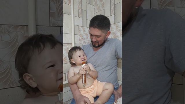 С папами веселее😄 Папы и дети. Когда мама не разрешает сладости, а с папой все можно! смотреть онлайн