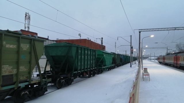 Электровоз ВЛ80С-706 вместе с грузовым составом проезжает ст. "Сортировочная" по пятому пути. смотреть онлайн