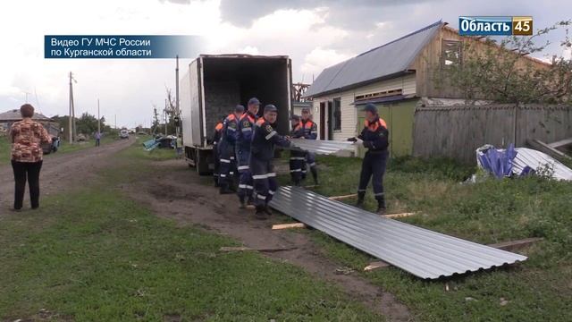 Зауральские спасатели ремонтируют крыши в деревне Малое Песьяново смотреть онлайн