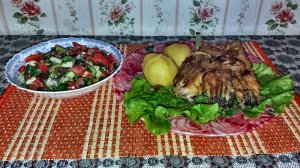 Жареный лещ на сковороде с румяной корочкой. К рыбе потрясающе вкусный салат с оливковым маслом.
