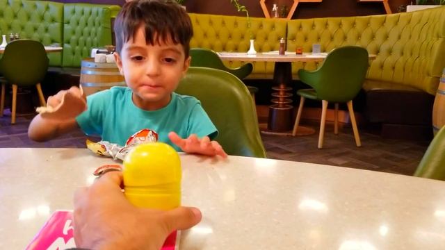 Эмин открывает Киндер Макси