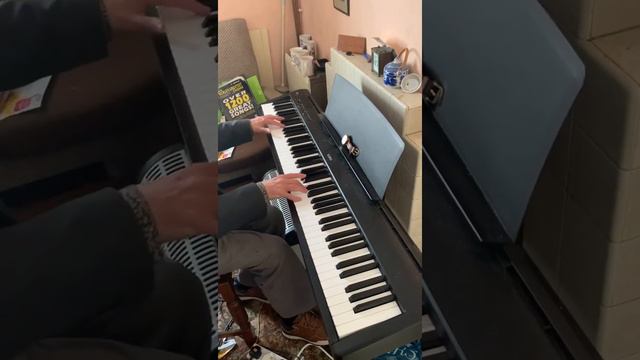 Singing in the Rain Kawai ES110 piano - Alex Govier смотреть онлайн