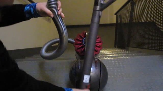 Dyson DC37, crash test смотреть онлайн