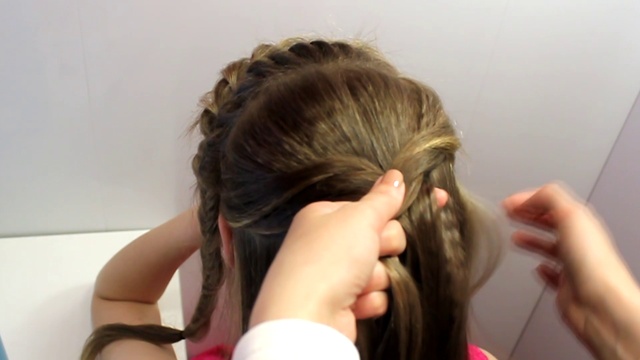 МОДНЫЕ ПРИЧЕСКИ КОСА КОЛОСОК СВОИМИ РУКАМИ ВЕЧЕРНЯЯ ПРИЧЕСКА НА ВЫПУСКНОЙ В ШКОЛУ смотреть онлайн