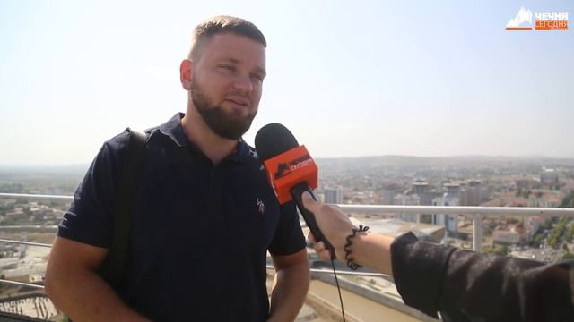 Молодой человек из Краснодара сделал предложение девушке на крыше высотки в Грозном смотреть онлайн