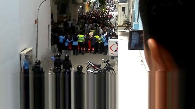 MDP thugs Attacking Maldives Police service on 1/03/2012 смотреть онлайн