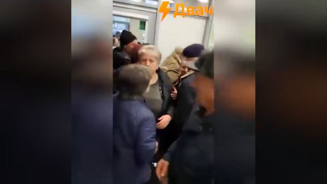 Пенсионеры Владикавказа штурмуют сбербанк со страхом того, что денег на всех может не хватить смотреть онлайн