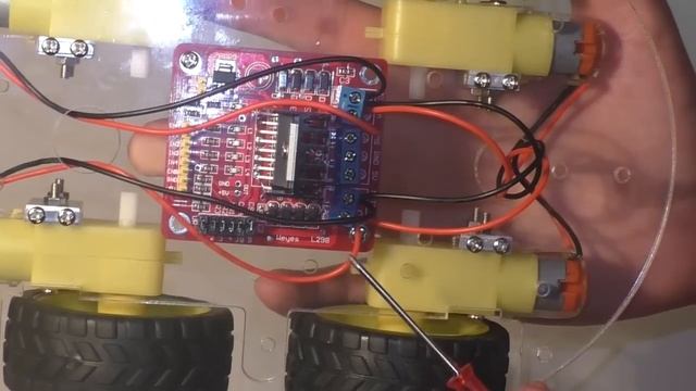 КАК СДЕЛАТЬ ARDUINO РОБОТ МАШИНКУ КОТОРЫЙ ОБХОДИТ ПРЕПЯТСТВИЯ смотреть онлайн
