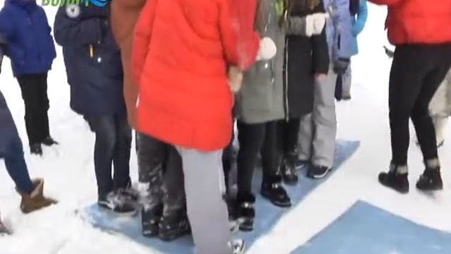 С танцами, да угощениями! В Конаковских школах прошли масленичные гуляния смотреть онлайн