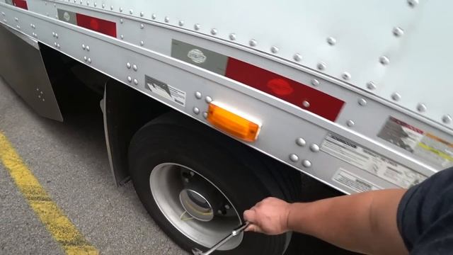 Дальнобой США… Ушатал колесо за $700… Red Bull .. смотреть онлайн