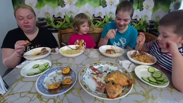 мукбанг, фаршированные шампиньоны/любимый василëк, распаковка смотреть онлайн