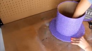 Шляпа для снеговика из картона и блестящего фома.