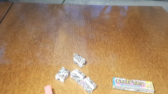 Кукурузные палочки с сюрпризом, жвачки с татуировками