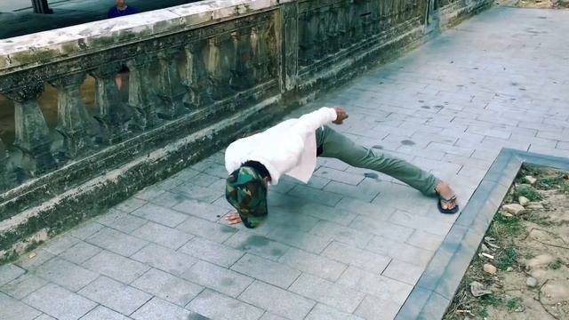 Вызов. День 2 из 31. Берпи/ отжимания/ приседания. Неаполитанский. Город Хюэ. смотреть онлайн