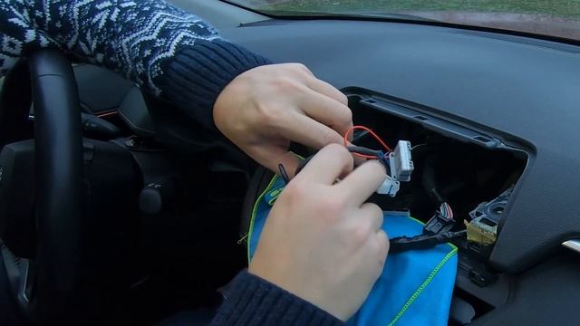 Как снять блокировку видео в движении на Toyota RAV4 Xa50