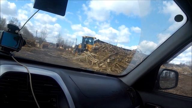 ФРОНТАЛЬНИК НА ПИЛОРАМЕ, ТОЛКАЕТ ГОРЫ ДРОВ И ОБРЕЗИ смотреть онлайн