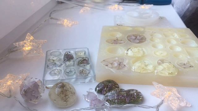 УКРАШЕНИЯ из ЭПОКСИДНОЙ СМОЛЫ. Извлекаю из форм заготовки для будущих изделий. смотреть онлайн