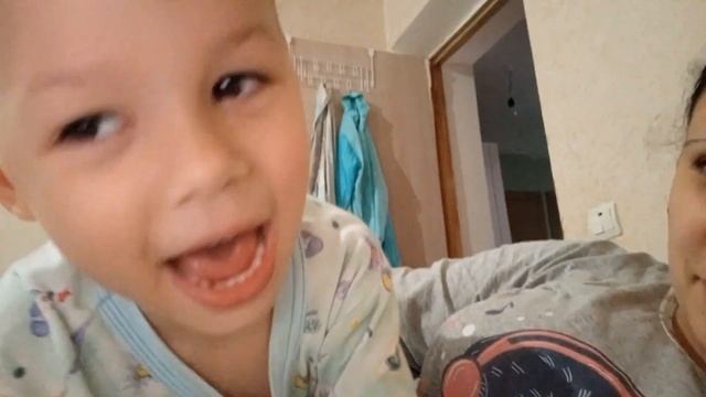 Приготовила сырники, Кирюша играет смотреть онлайн