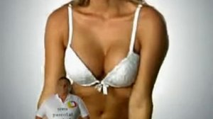 показала мужику титьки