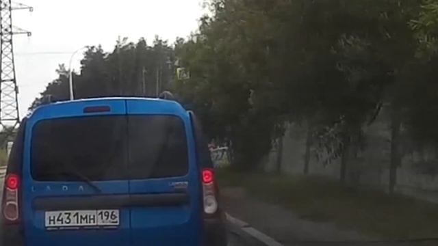 Toyota С999АХ96 поворот направо с левого ряда смотреть онлайн