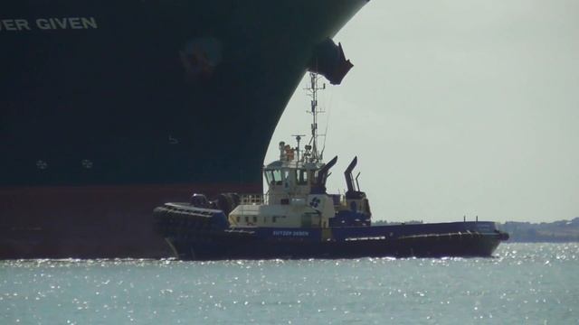 Suez canal blocker EVER GIVEN arrives at the Port of Felixstowe 3/8/21 смотреть онлайн