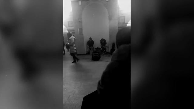 Russian street singer in metro , moscow . Русская уличная певица в метро, Москва. смотреть онлайн