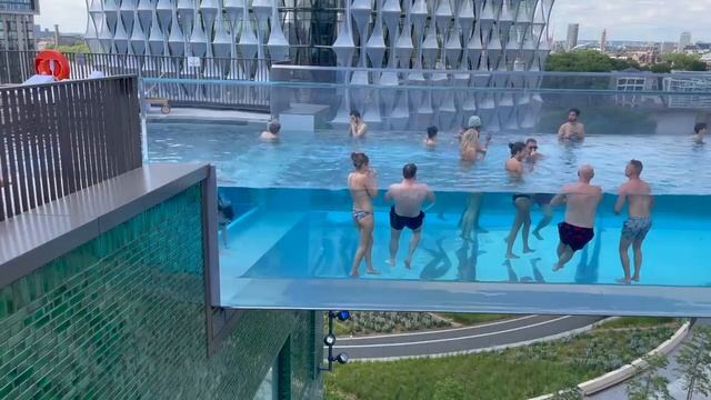 Прозрачный бассейн в Лондоне смотреть онлайн