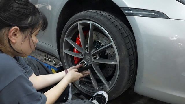Is Wheel Stud Conversion safe? Porsche 911 992 смотреть онлайн