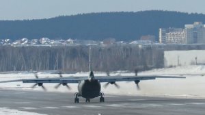Транспортный самолет АН-12 посадка и взлет