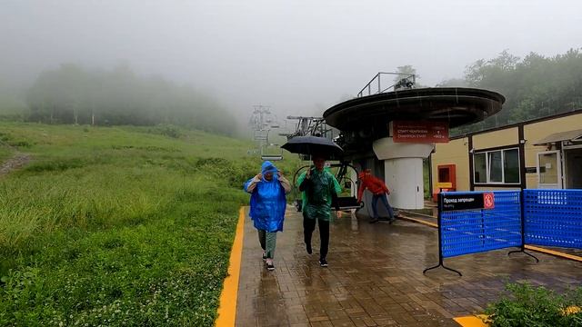 В ШОКЕ ОТ КРАСНОЙ ПОЛЯНЫ: на подъемниках в ливень. Водопад Поликаря. ГРАД на высоте 2200м смотреть онлайн