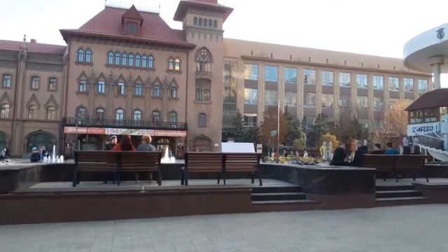 Консерваторская площадь с фонтанами в сентябре 2020 смотреть онлайн