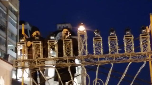 Зажигание восьмой ханукальной свечи в главной ханукии города 5.12.2021 смотреть онлайн