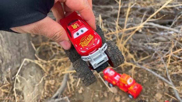 Disney Pixar Cars falling into deep pool, Lightning McQueen, Tow Mater, Mack, Francesco, Lizzie смотреть онлайн