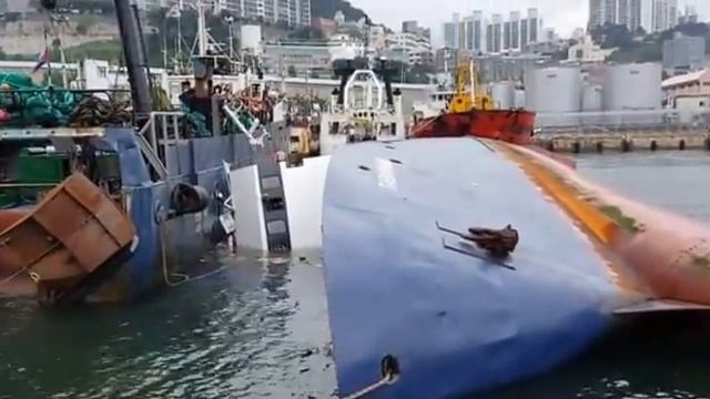 Утопили пароход у причала! ))) The ship sank at the pier! смотреть онлайн