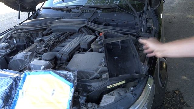 БМВ е60. Замена фильтров салона и воздушного фильтра. смотреть онлайн