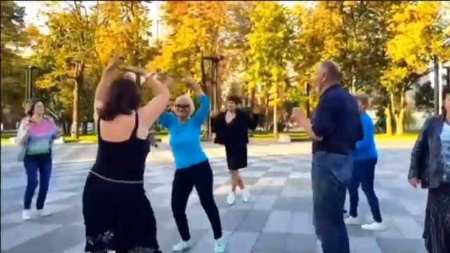 ОСЕННИЙ ВЕЧЕР,СПУСТИЛАСЬ ГРУСТЬ...ВЧЕРА В САДУ ШЕВЧЕНКО! смотреть онлайн