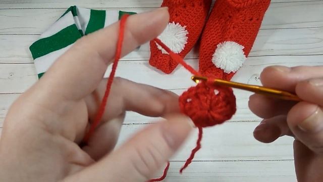 Тапочки для ГНОМА крючком Бабушкин квадрат .Сrochet slippers смотреть онлайн