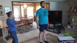 Бабуля играет с огромным человеком-роботом