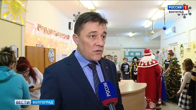 Дед Мороз подарил подарки маленьким пациентам областной детской клинической больницы смотреть онлайн